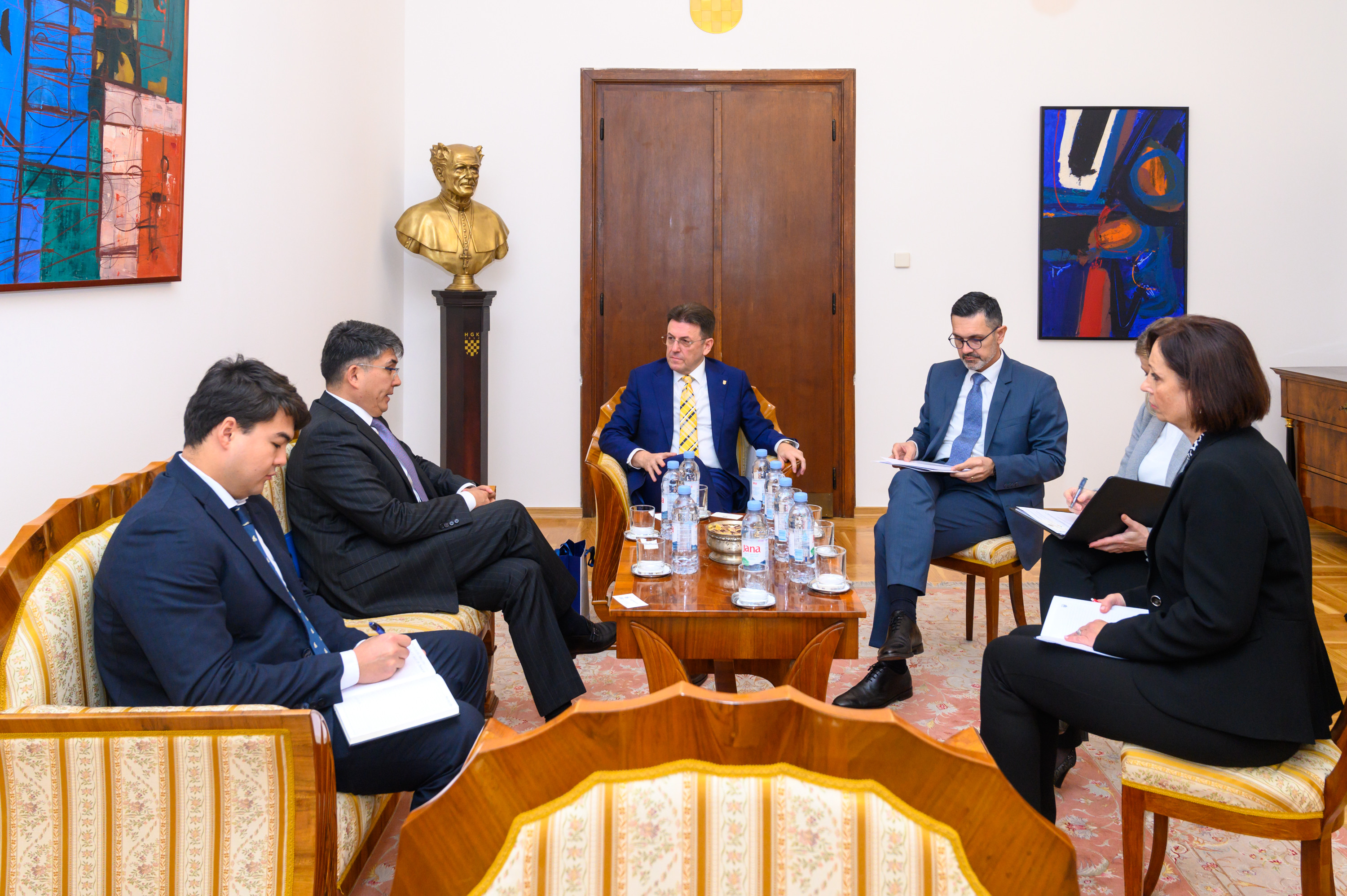 Altay Abibullayev (drugi desno) uz pratnju, Luka Burilović, Tomislav Radoš, Silva Stipić Kobali, Suzana Knežević.jpg