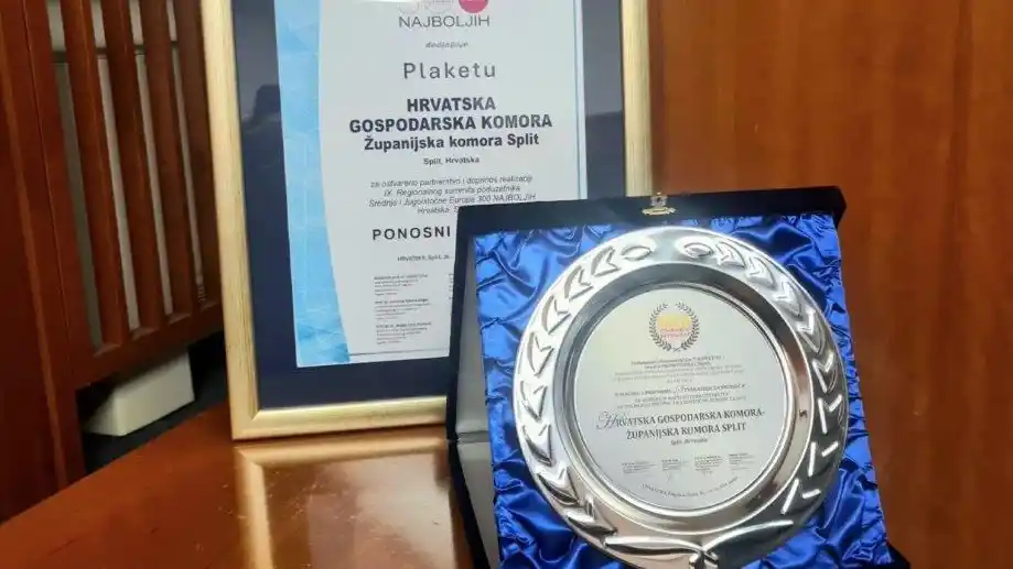 ŽK Split posjetilo izaslanstvo.jpg - plakete.jpg