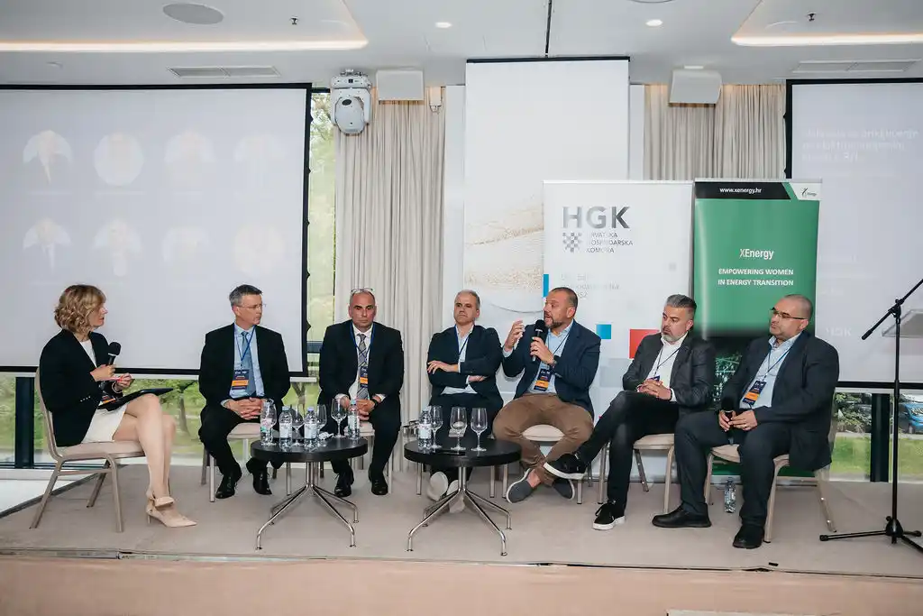 Okrugli stol_XEnegy_panelisti.jpg