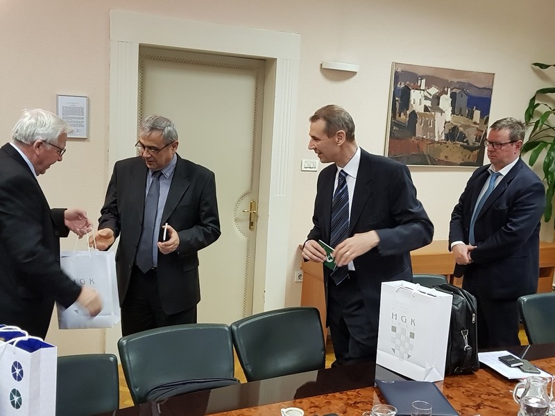 Posjet Privredne komore Vojvodine HGK Županijskoj komori Rijeka prigodna razmjena poklona.jpg