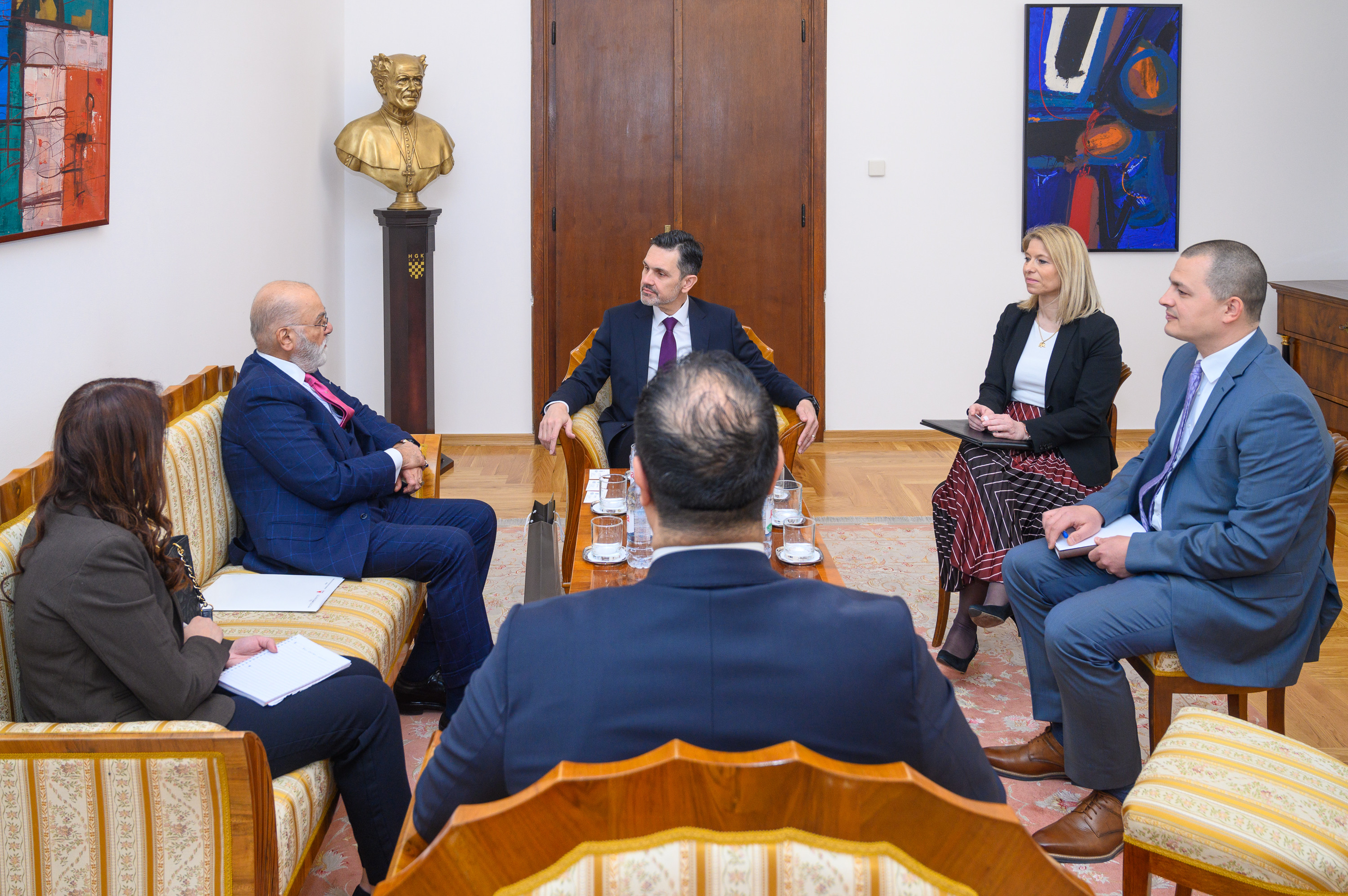 Sarah Tawfeeq Ahmed Khalil Almansoor, Naser Mohamed Yusufa Al Balooshi, Tomislav Radoš, Silva Stipić Kobali, Ante Perica, Haisam Hassan (u smjeru kazaljke na satu).jpg