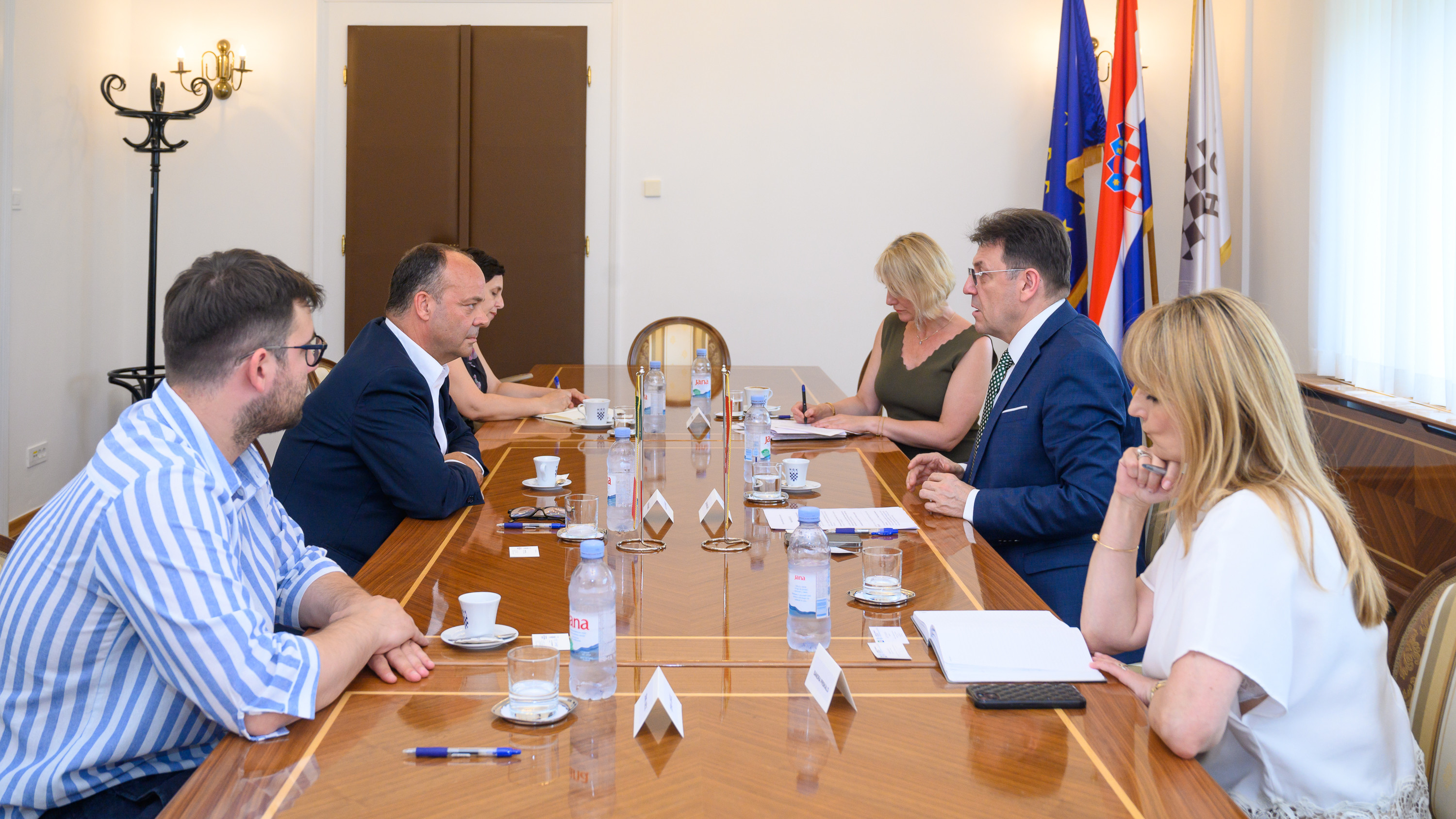 sudionici sastanka.jpg